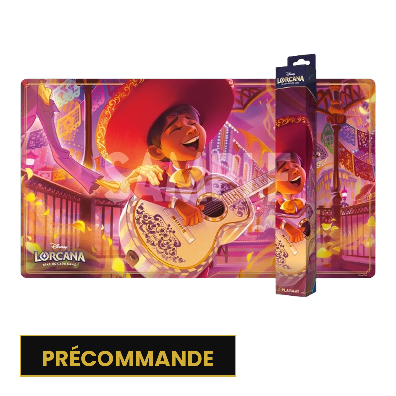 Playmat Disney Lorcana Chapitre 14 Hyperia City : Miguel en chapeau de mariachi jouant de la guitare, avec son étui illustré